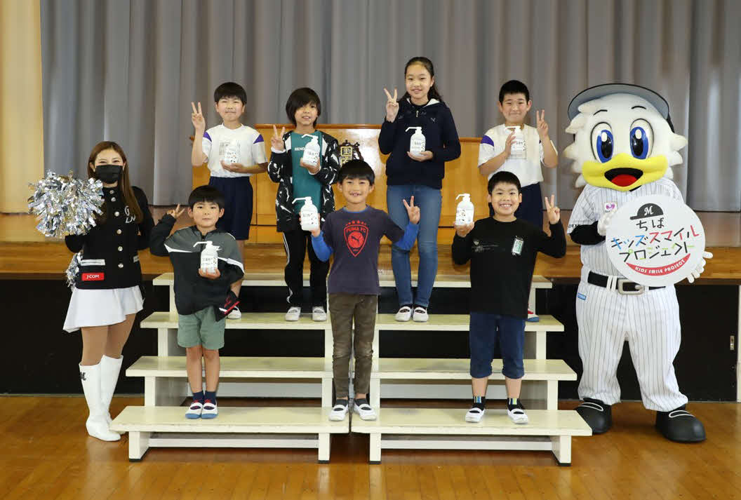 ロッテは国府小学校など市原市内の全小中学校に「マリーンズ消毒用アルコールディスペンサー」を寄贈した（球団提供）