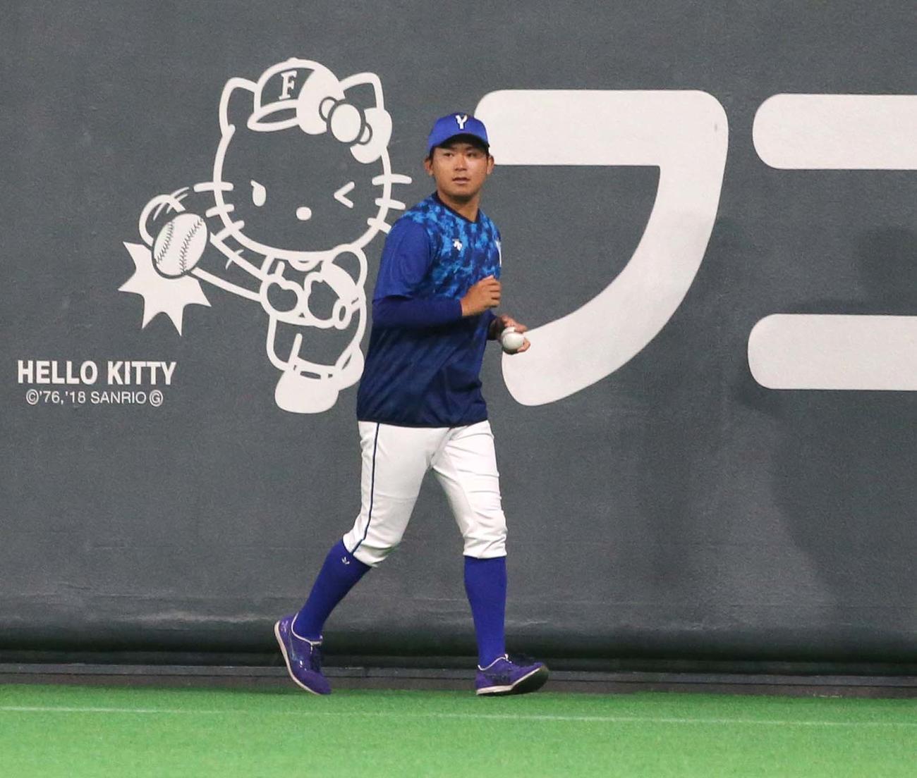 日本ハム対DeNA　グラウンドをゆっくり走る今永（撮影・黒川智章）