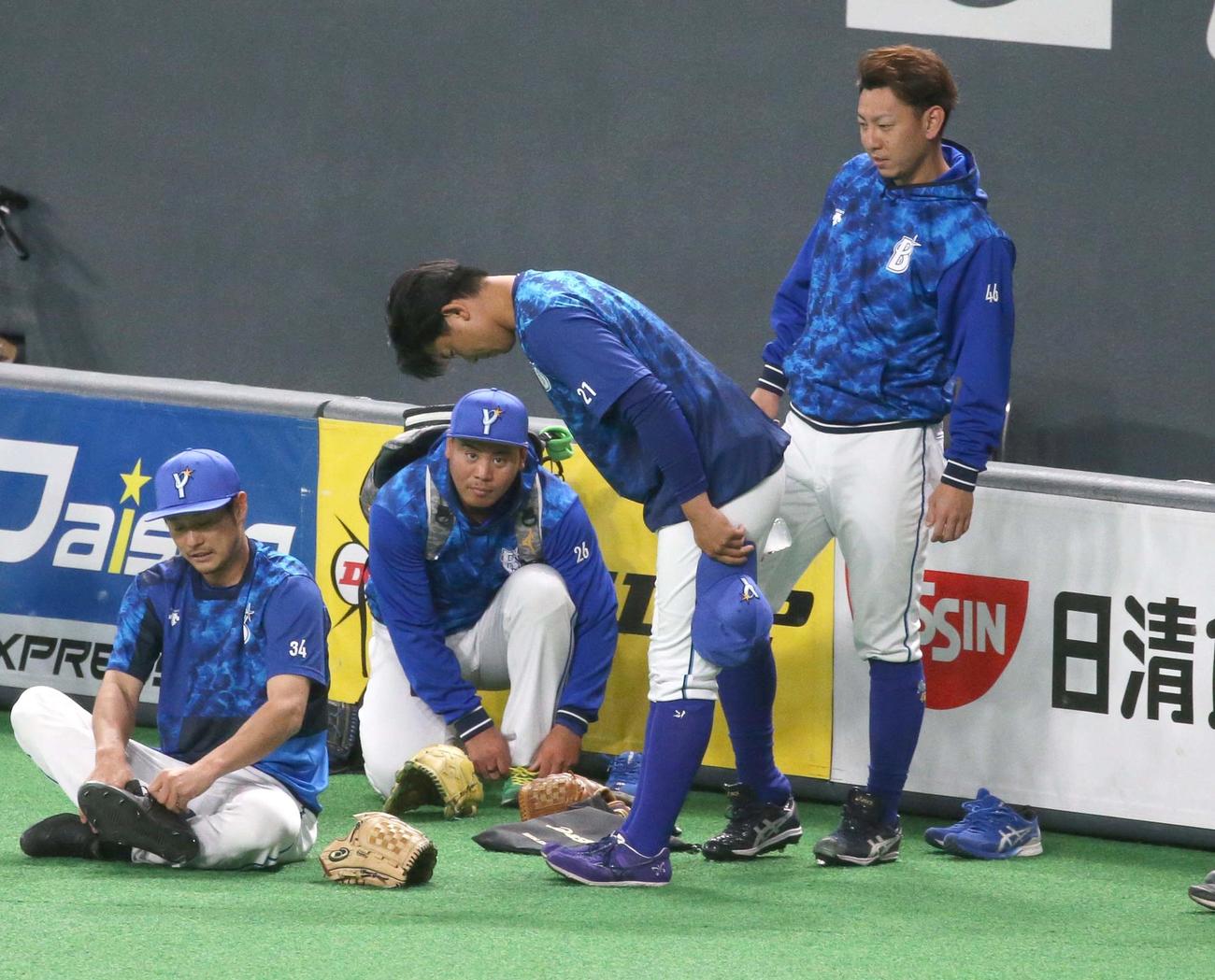 日本ハム対DeNA　グラウンドに向かって一礼する今永（撮影・黒川智章）
