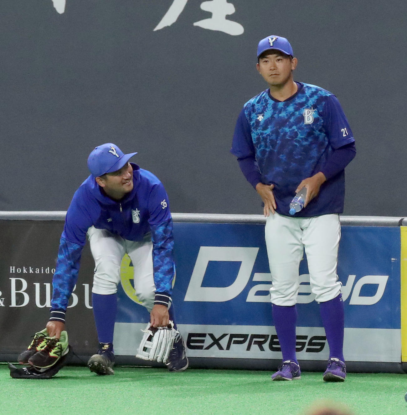 日本ハム対DeNA DeNA三上（左）と会話する昨日ノーヒットノーランを達成した今永（撮影・佐藤翔太）