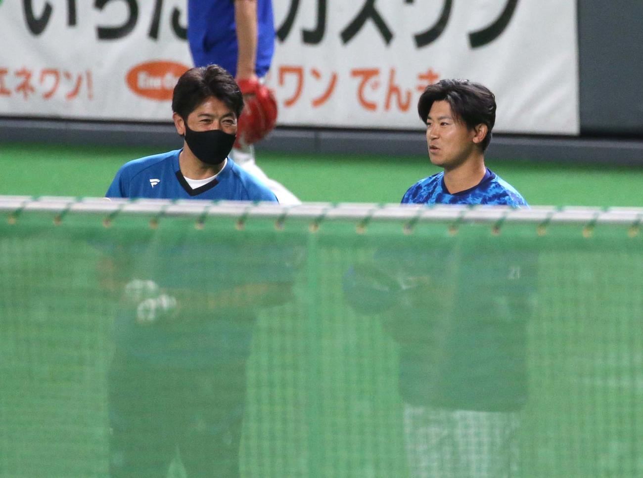 日本ハム対DeNA　日本ハム稲葉GM（左）と話す今永（撮影・黒川智章）