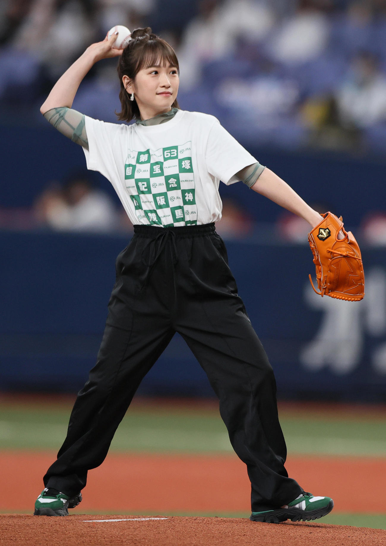 オリックス対ヤクルト　始球式で投球する女優の川栄李奈（撮影・上山淳一）