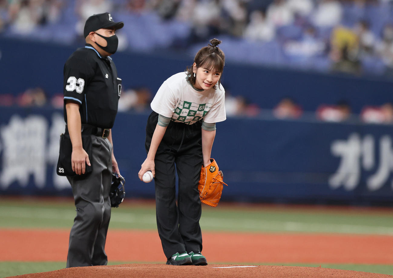 オリックス対ヤクルト　始球式でマウンドに上がりあいさつする女優の川栄李奈（撮影・上山淳一）