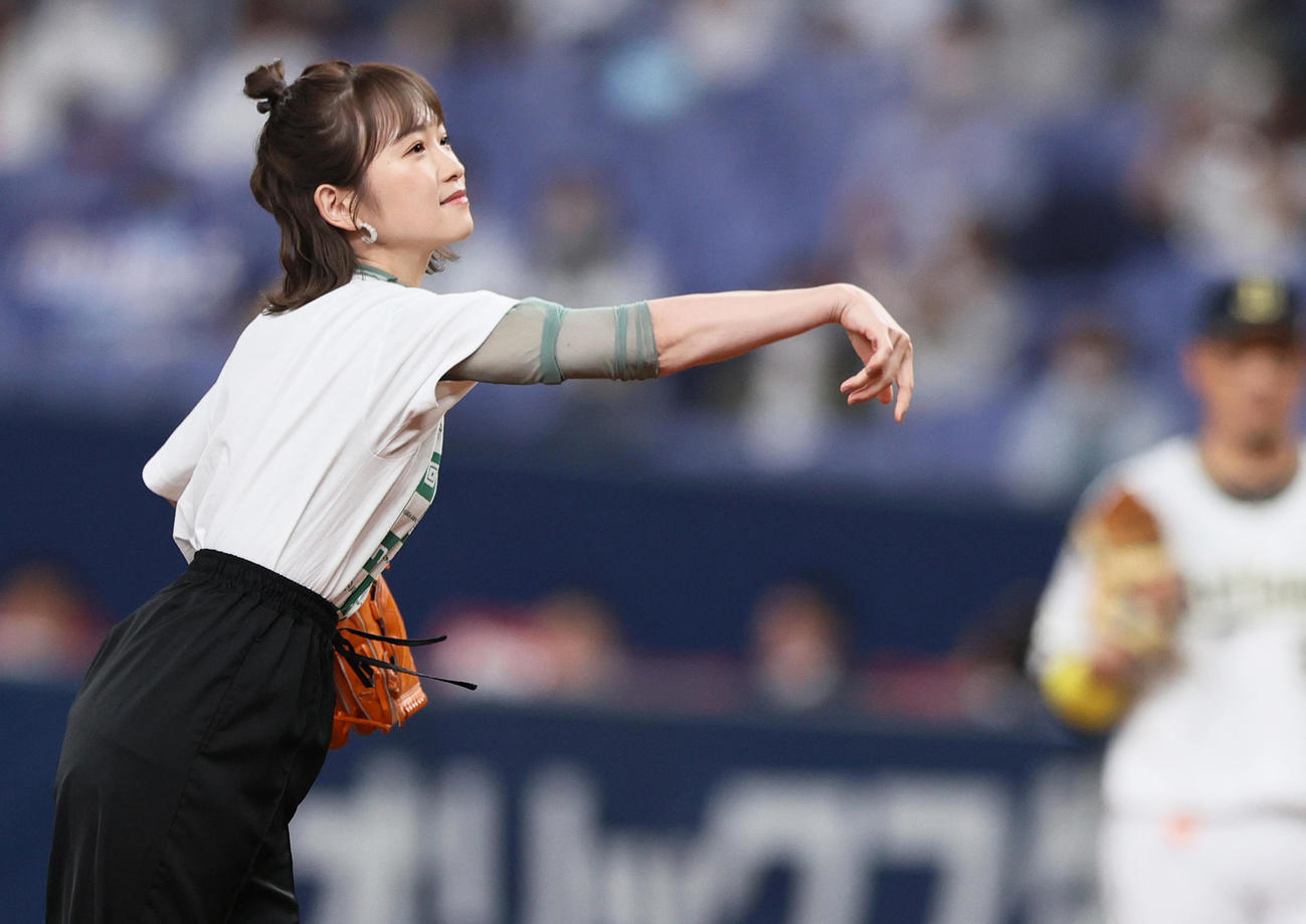オリックス対ヤクルト　始球式で投球する女優の川栄李奈（撮影・上山淳一）
