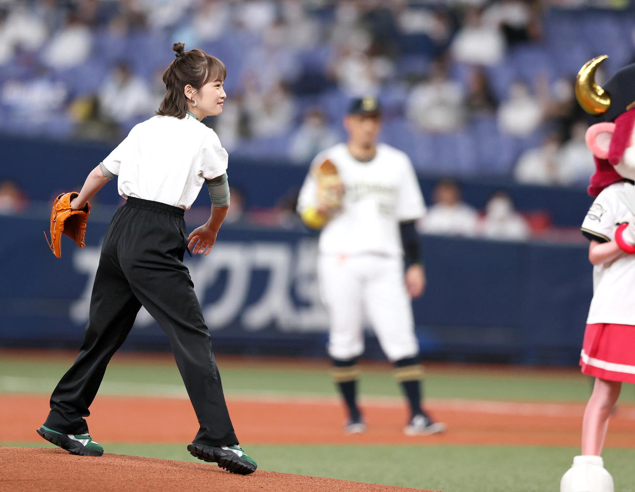オリックス対ヤクルト　始球式で投球する女優の川栄李奈（撮影・上山淳一）