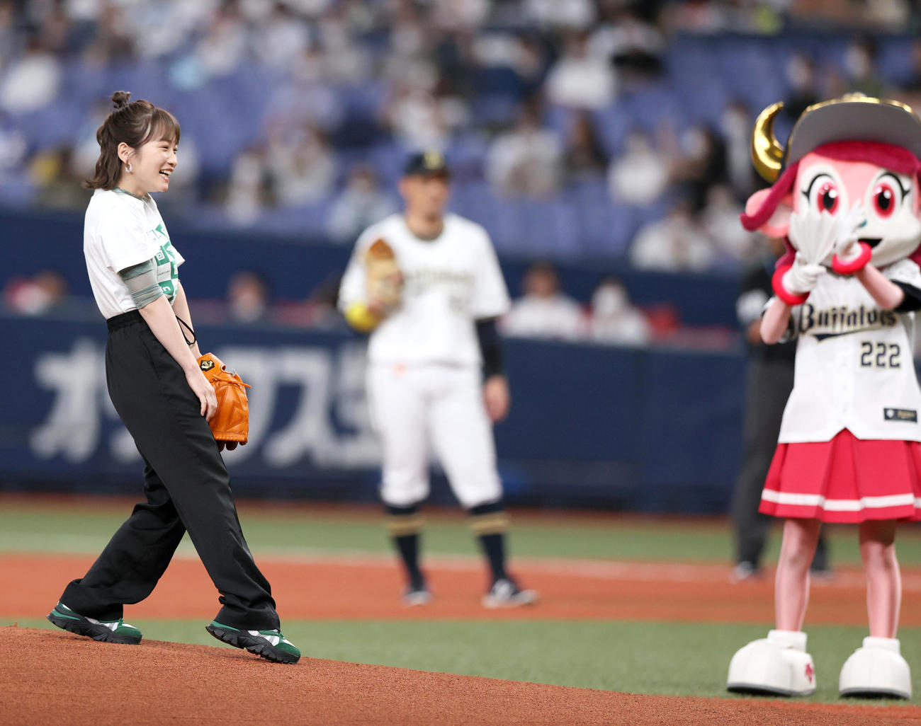 オリックス対ヤクルト　始球式を終え笑顔を見せる女優の川栄李奈（撮影・上山淳一）