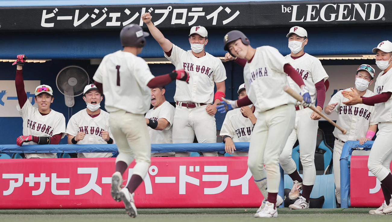 九州共立大対福岡大　7回裏福岡大1死二塁、高良魁の右適時二塁打二盛り上がるベンチ（撮影・野上伸悟）