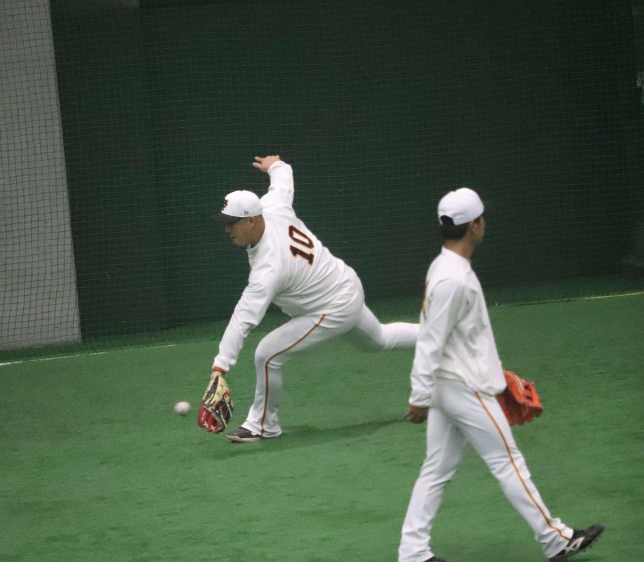 ジャイアンツ球場の室内練習場でノックを受ける巨人中田（撮影・小早川宗一郎）