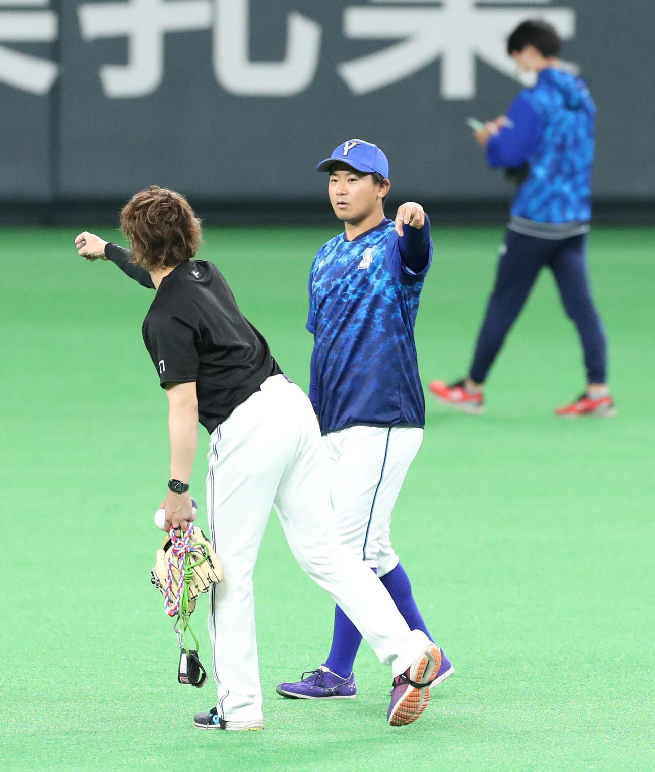 日本ハム対DeNA　日本ハム伊藤（左手前）は昨日ノーヒットノーランを達成したDeNA今永に話を聞く（撮影・佐藤翔太）