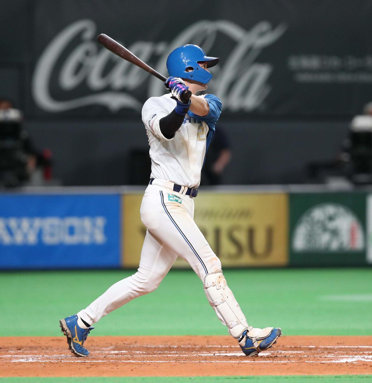 日本ハム対DeNA 3回裏日本ハム無死一、三塁、中犠飛を放つ浅間（撮影・黒川智章）