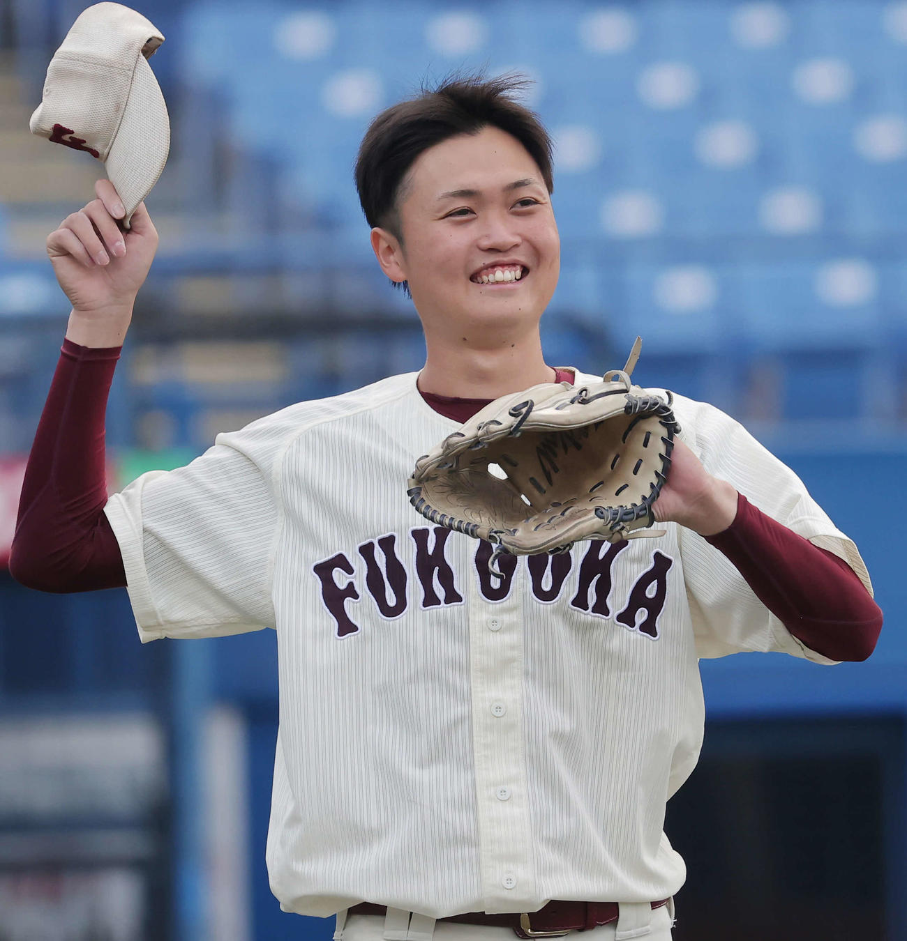 九州共立大対福岡大　8回無失点の福岡大・村上は笑顔でクールダウン（撮影・野上伸悟）