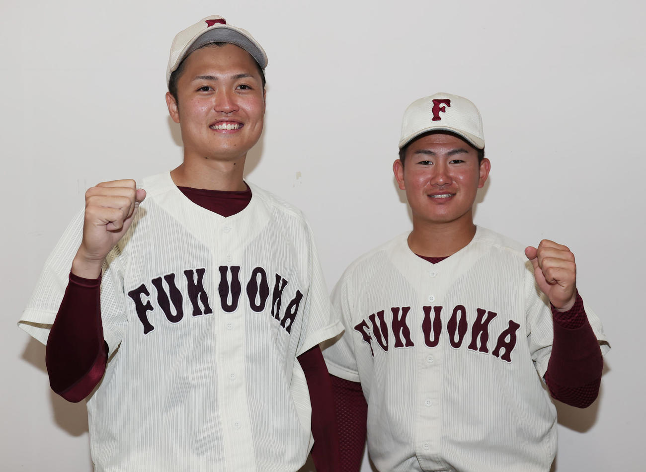 九州共立大対福岡大　準々決勝進出を決め笑顔でガッツポーズの福岡大・村上（左）と竹下（撮影・野上伸悟）
