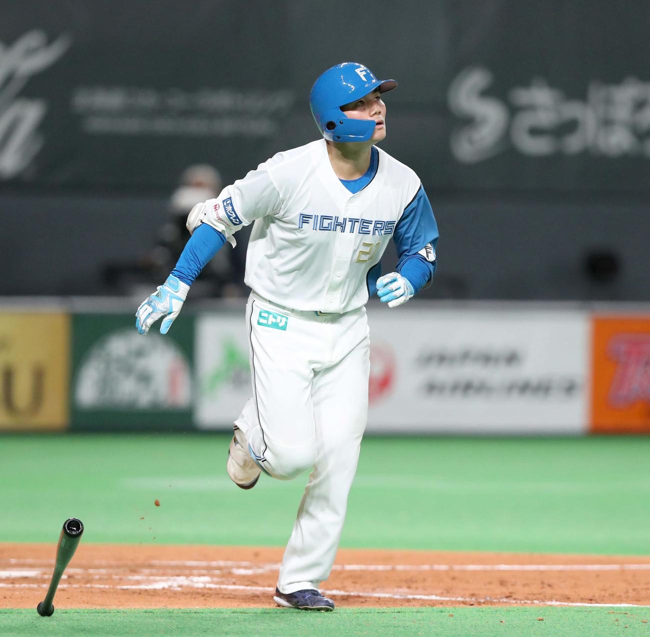 日本ハム対DeNA 4回裏日本ハム無死、右越え本塁打を放つ清宮（撮影・黒川智章）