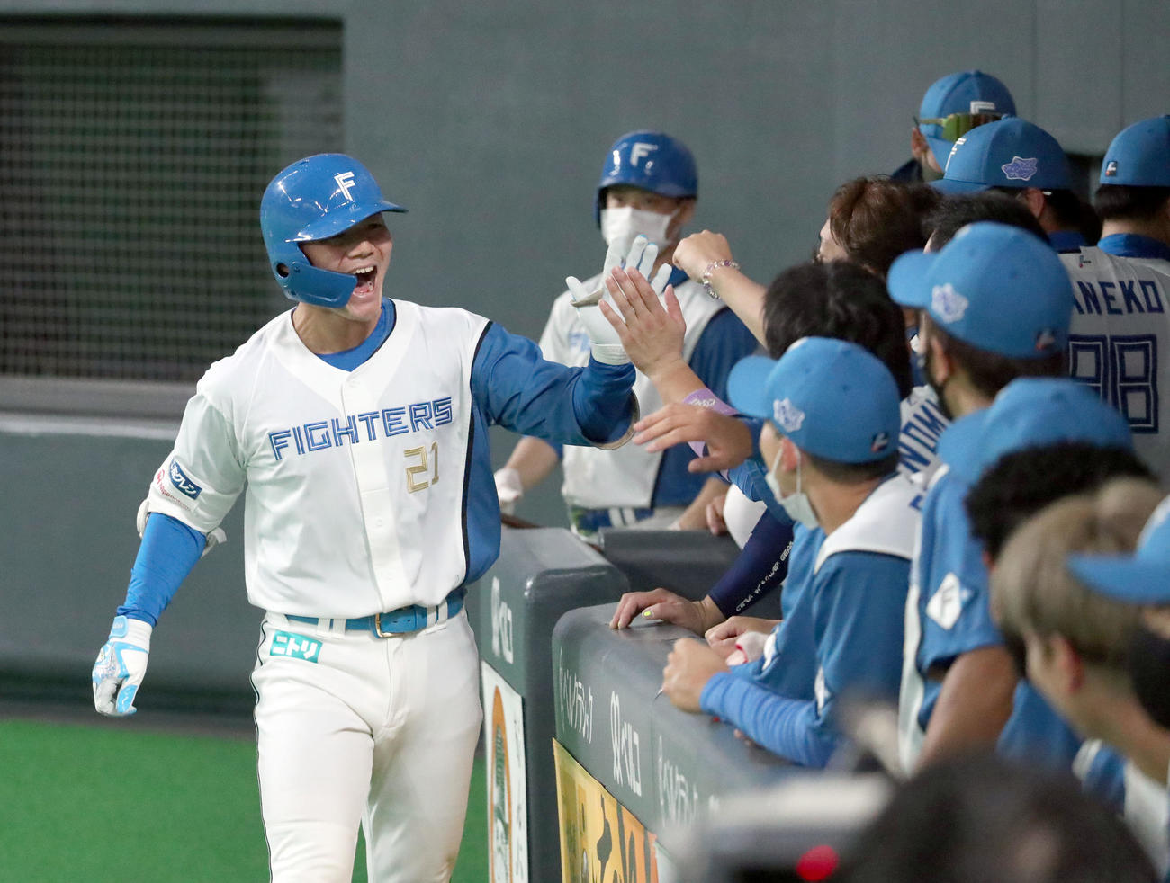 日本ハム対DeNA 4回裏日本ハム無死、清宮は右越え本塁打を放ちチームメートに出迎えられる（撮影・佐藤翔太）