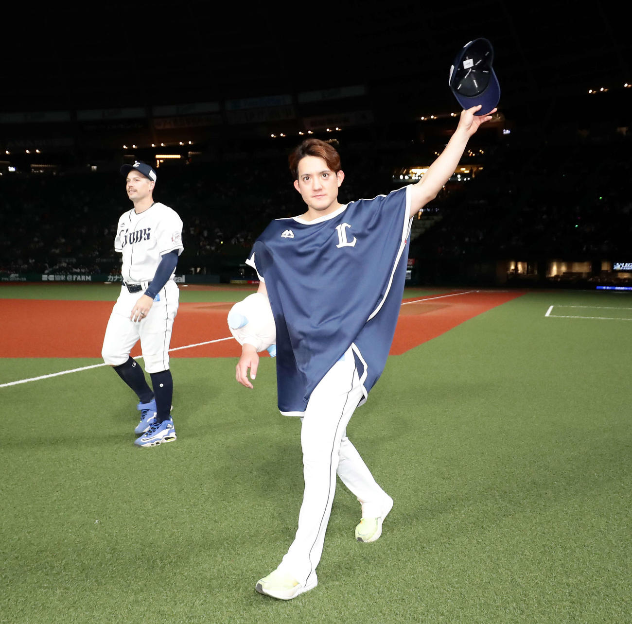 西武対巨人　スタンドの声援に手を振る与座（手前）。奥はオグレディ（撮影・浅見桂子）
