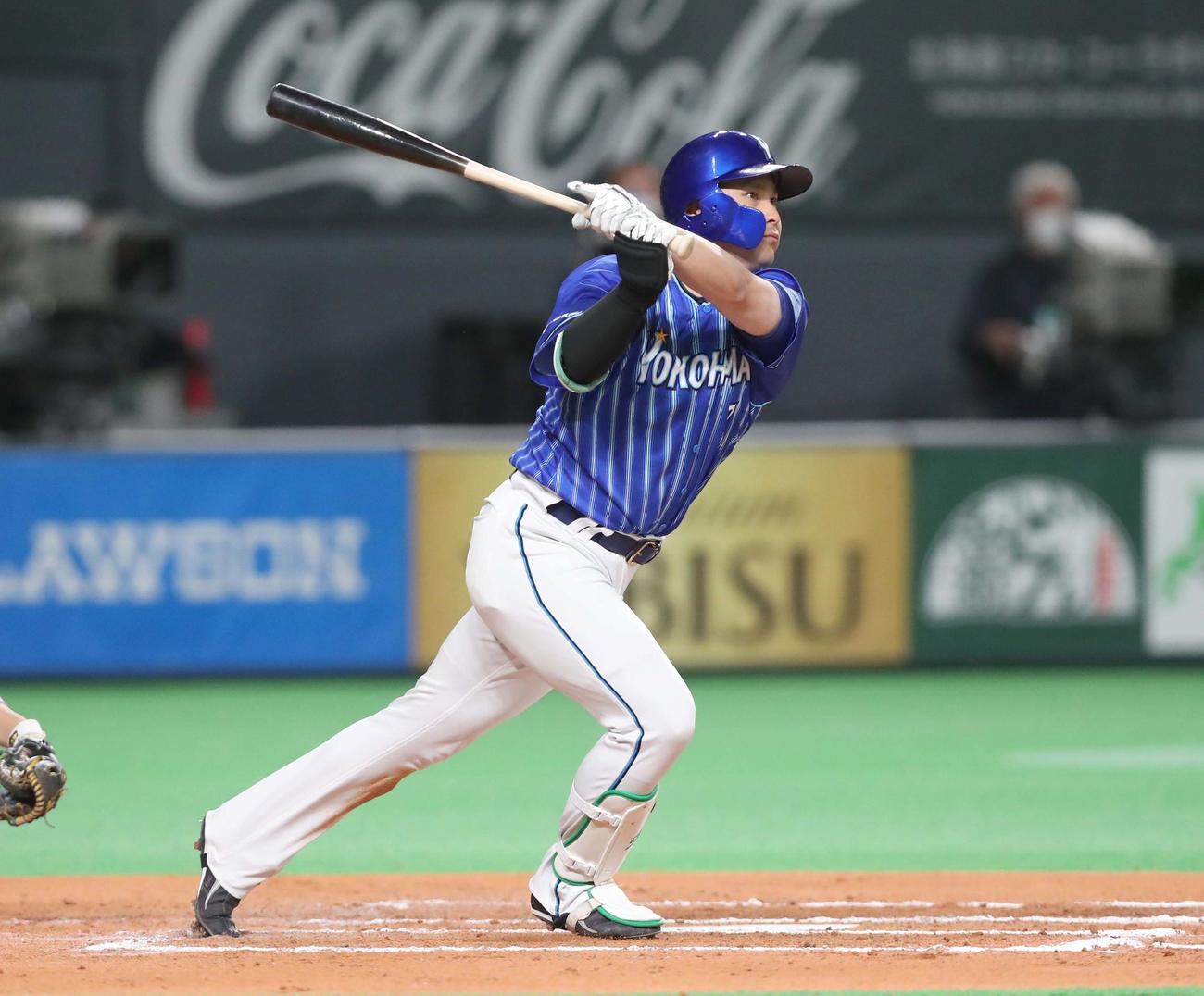 日本ハム対DeNA 7回表DeNA1死一、二塁、右前適時打を放つ佐野（撮影・黒川智章）