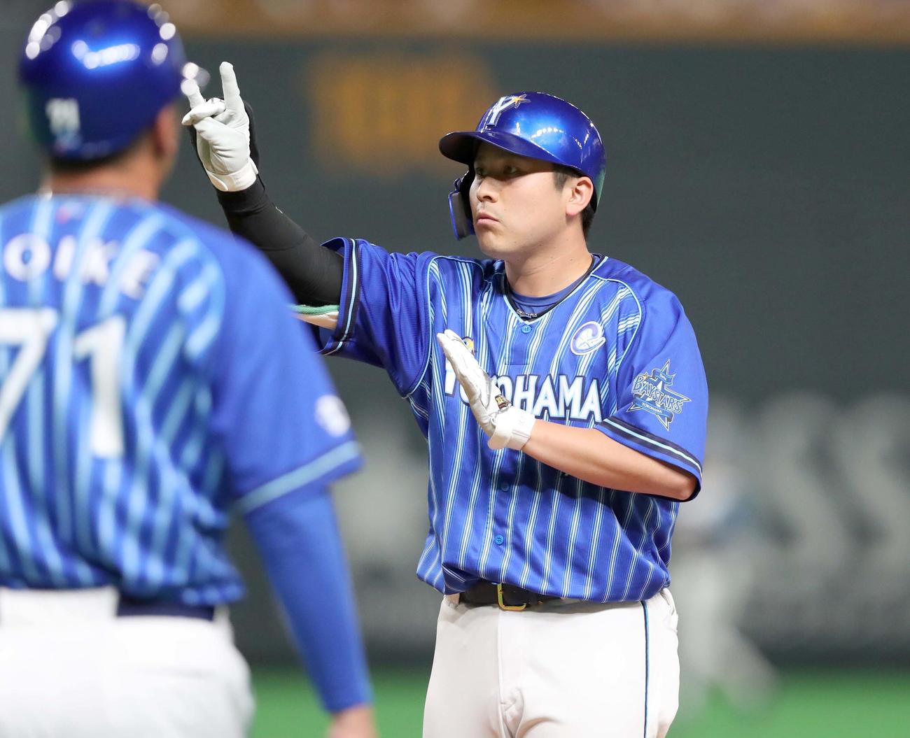 日本ハム対DeNA 7回表DeNA1死一、二塁、右前適時打を放ちポーズをとる佐野（撮影・黒川智章）