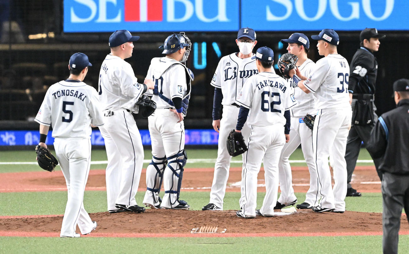 西武対巨人　7回表巨人無死、吉川に中前打を浴びた与座（右から2人目）のもとに集まるナイン（撮影・滝沢徹郎）