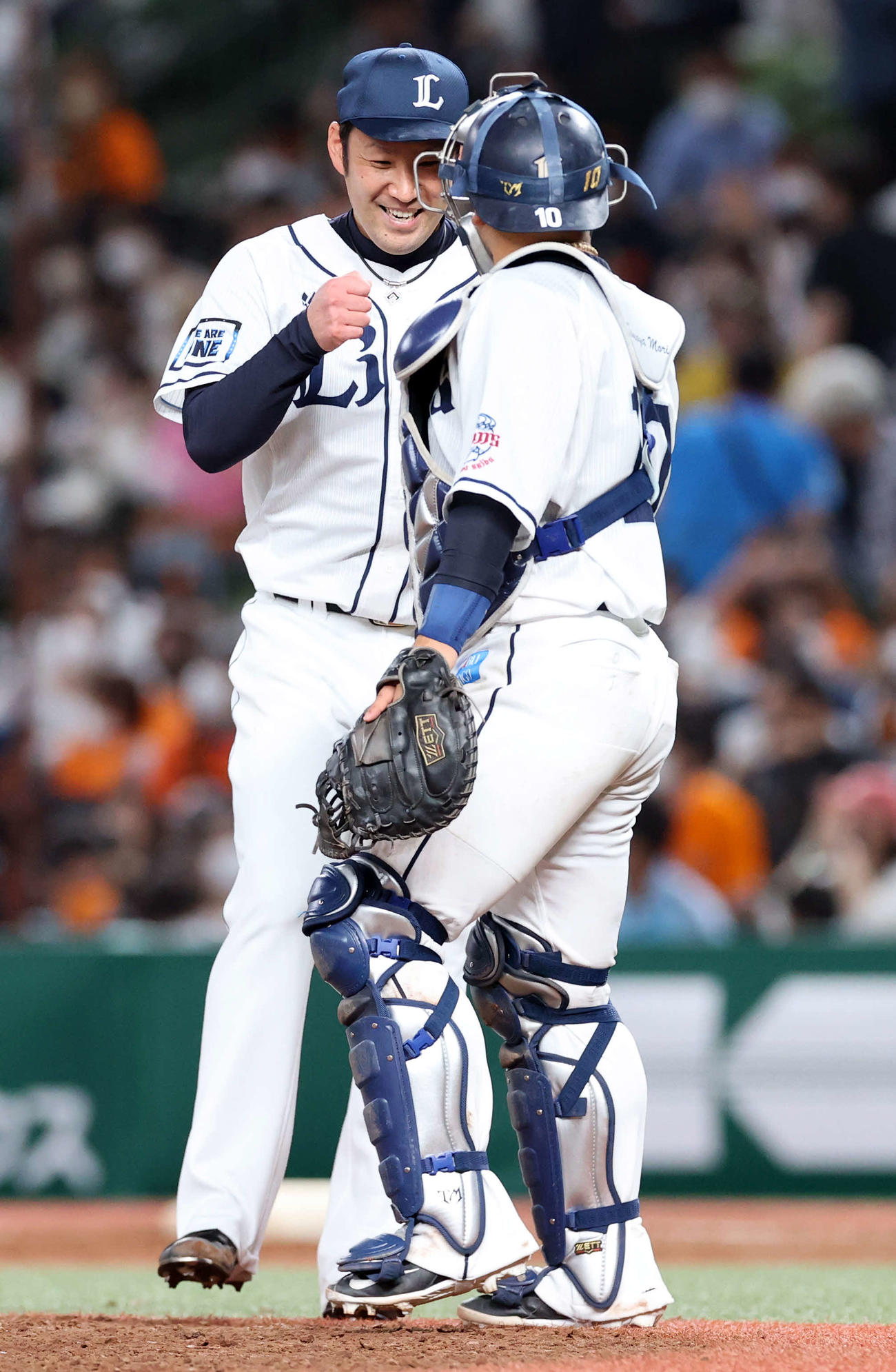 西武対巨人　9回表巨人を3人に仕留めた増田（左）は笑顔で森とグータッチ（撮影・浅見桂子）