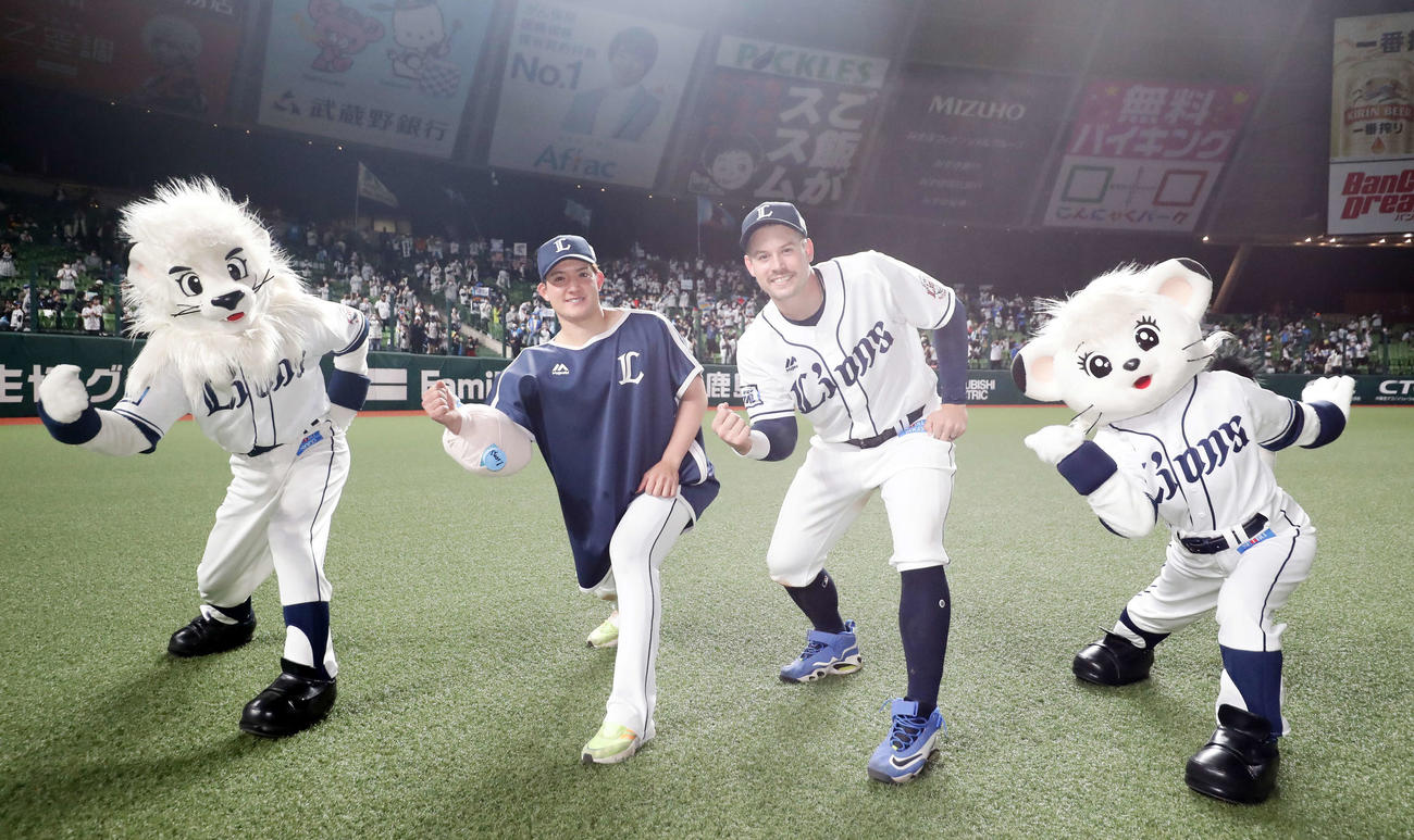西武対巨人　左翼スタンドの西武ファンを背に、アンダースローのガッツポーズを決める与座（左）とオグレディ（撮影・浅見桂子）