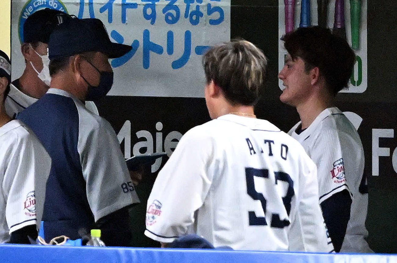 西武対巨人　7回を投げ終えた西武与座（右）をねぎらう辻監督（左から2人目）（撮影・滝沢徹郎）