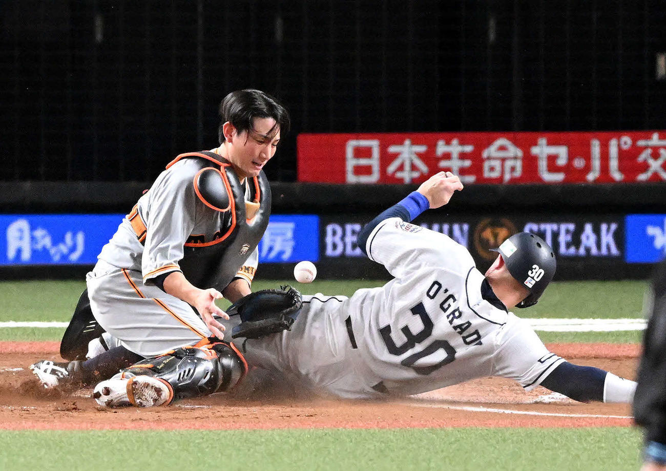 西武対巨人　4回裏西武2死一、三塁、一走滝沢が二盗を決める間に三走オグレディ（右）が重盗を決めて生還。捕手小林（撮影・滝沢徹郎）
