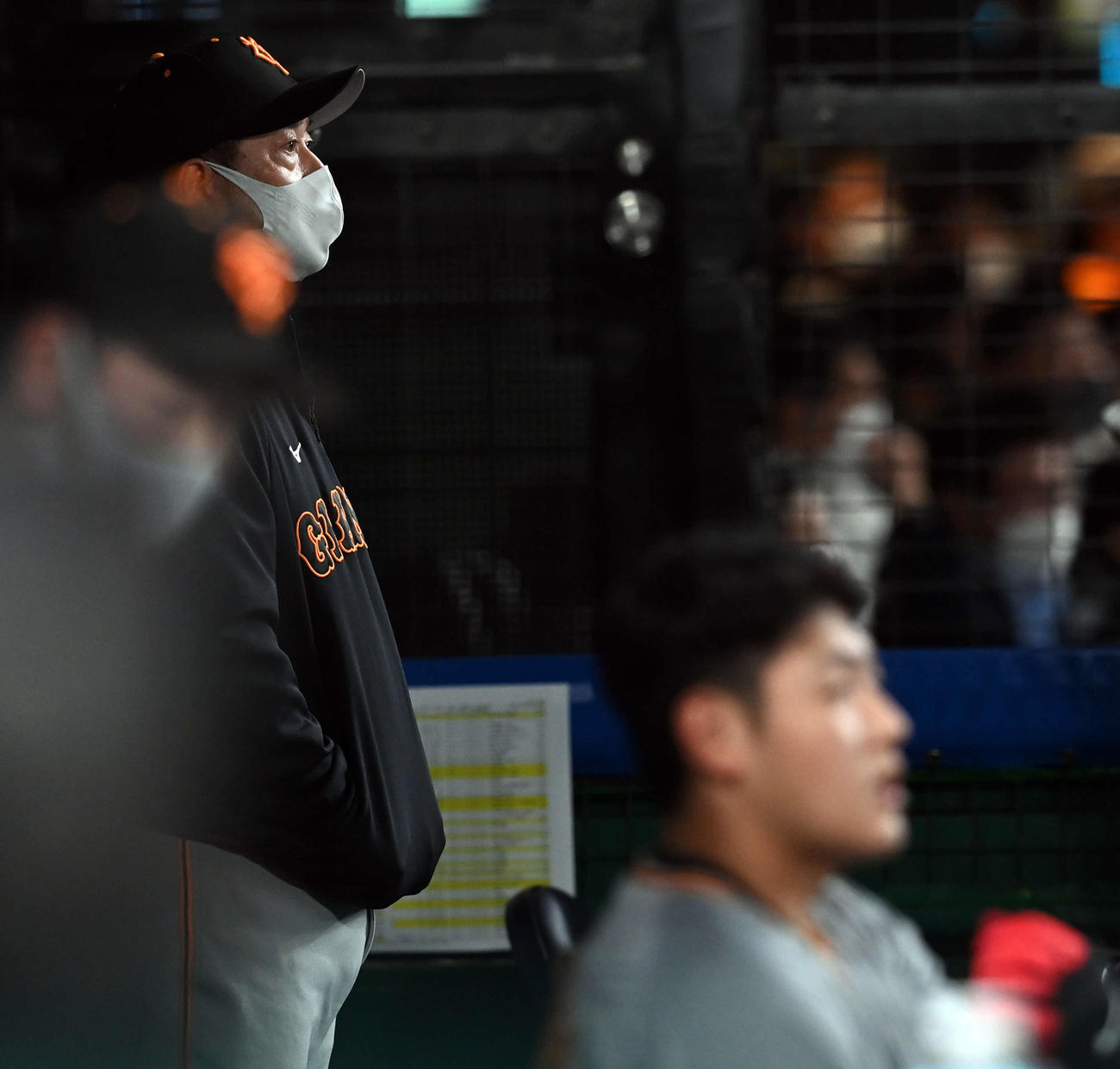西武対巨人　8回表巨人無死、岡本和（手前）が空振り三振に倒れ、一点を見つめる原監督（撮影・たえ見朱実）