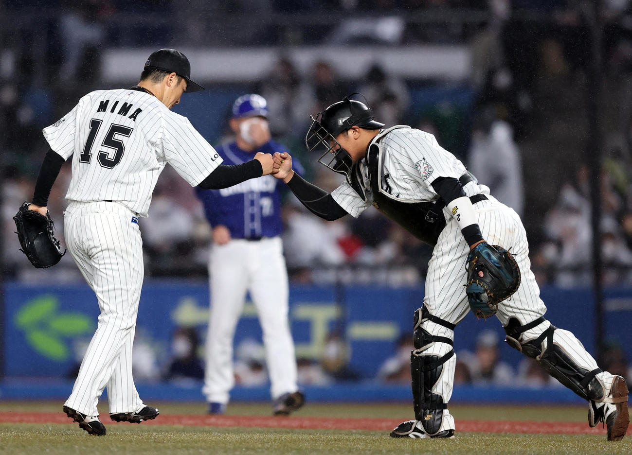 ロッテ対中日　5回表を抑え、松川（右）とタッチを交わすロッテ先発の美馬（撮影・狩俣裕三）