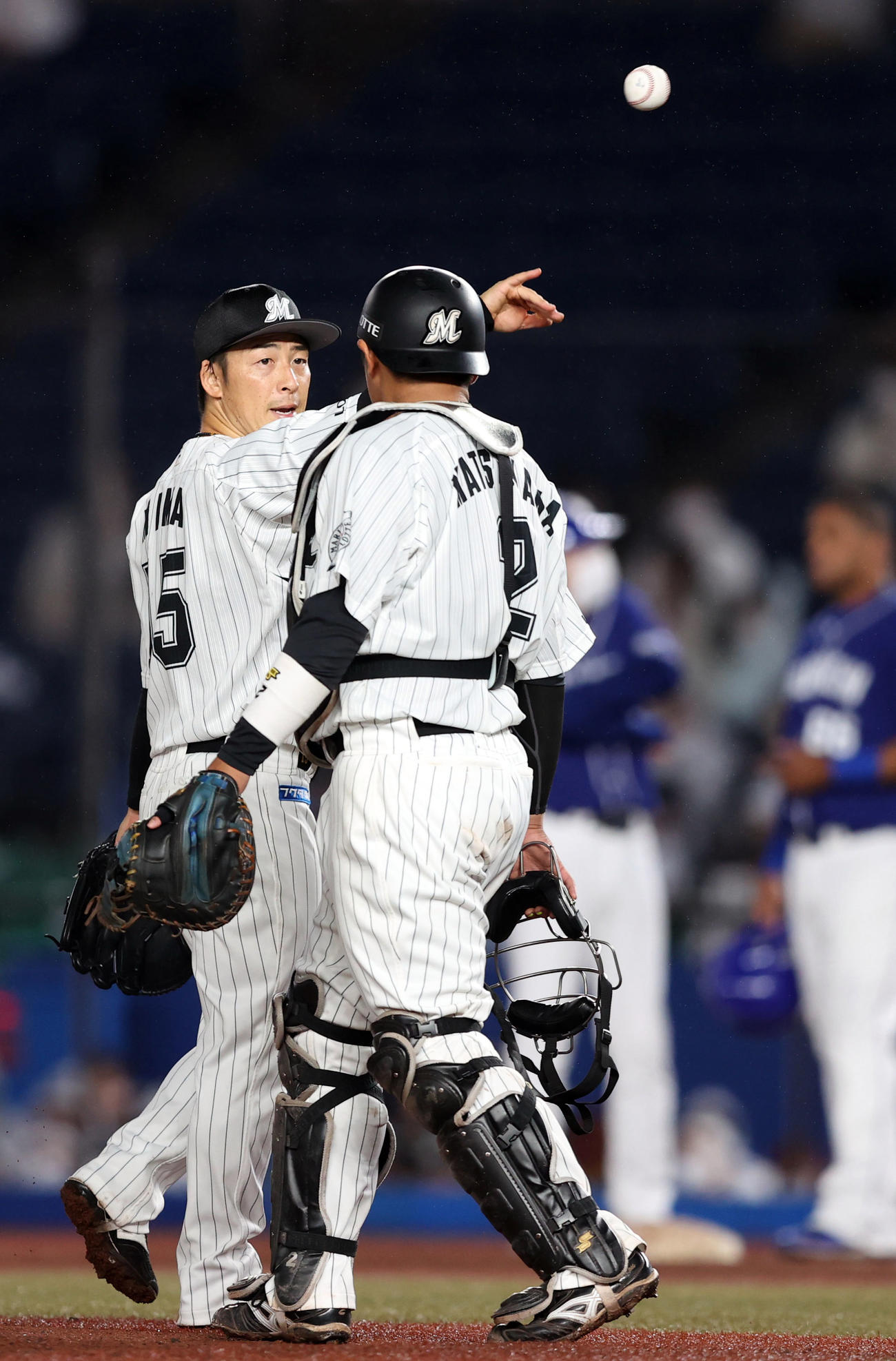 ロッテ対中日　6回表途中、降板を告げられ、松川（手前）と話をする美馬（撮影・狩俣裕三）