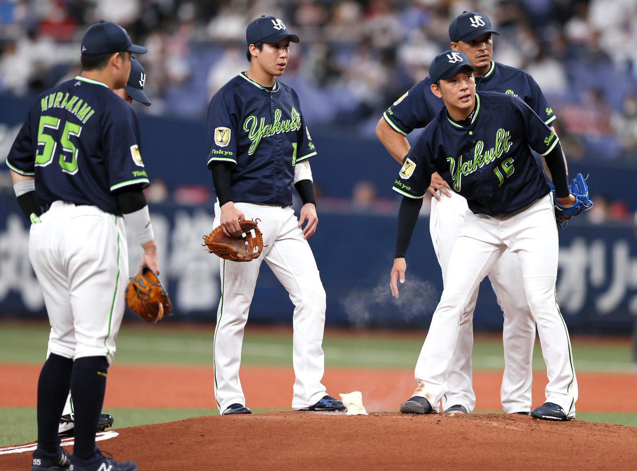 オリックス対ヤクルト　1回裏オリックス1死一、二塁、原（右）は杉本に左前適時打を浴び先制点を失う（撮影・上山淳一）