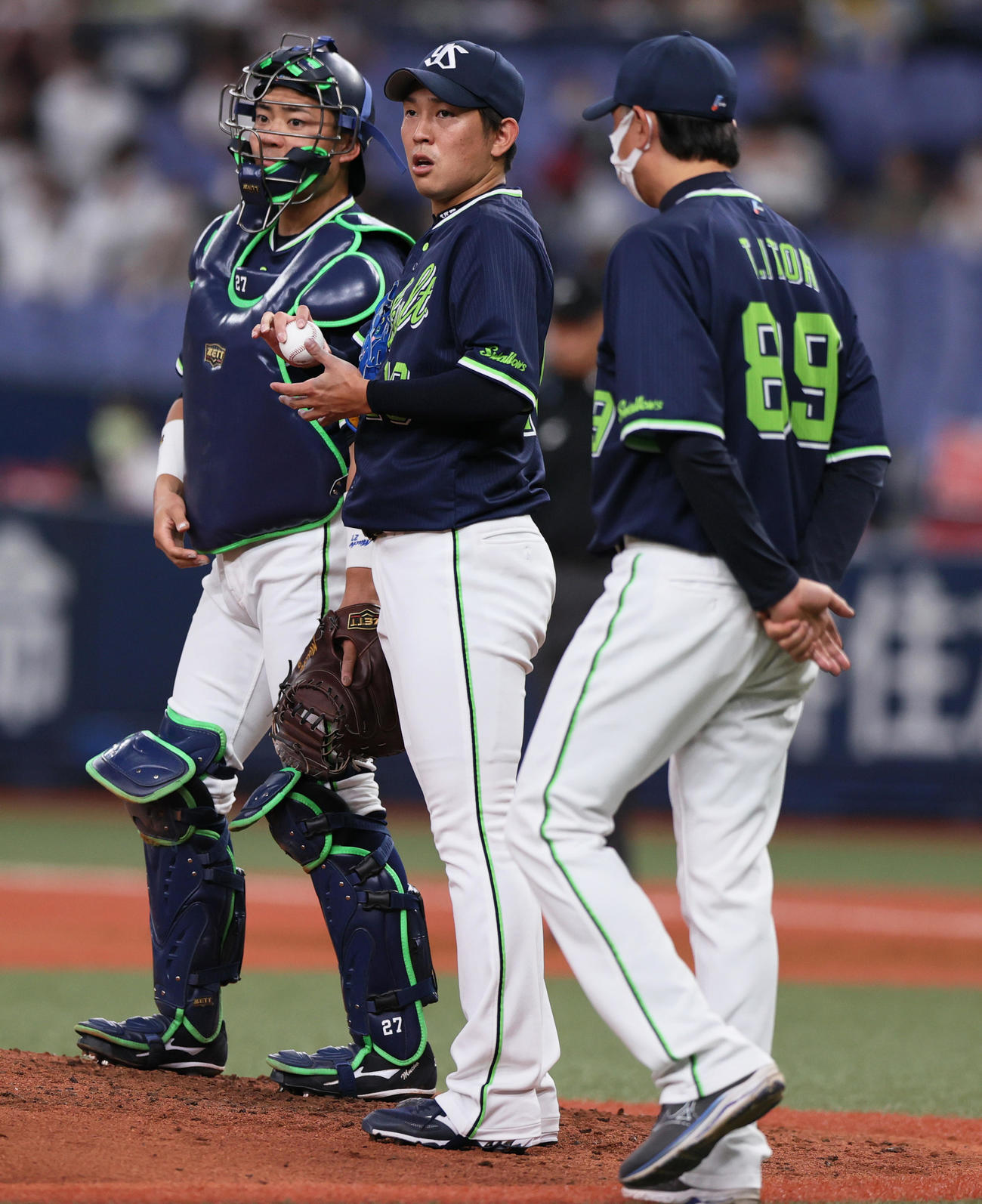 オリックス対ヤクルト　4回裏オリックス2死二塁、打者杉本を前に原（中央）の元へ伊藤投手コーチが向かう。左は捕手中村（撮影・上山淳一）