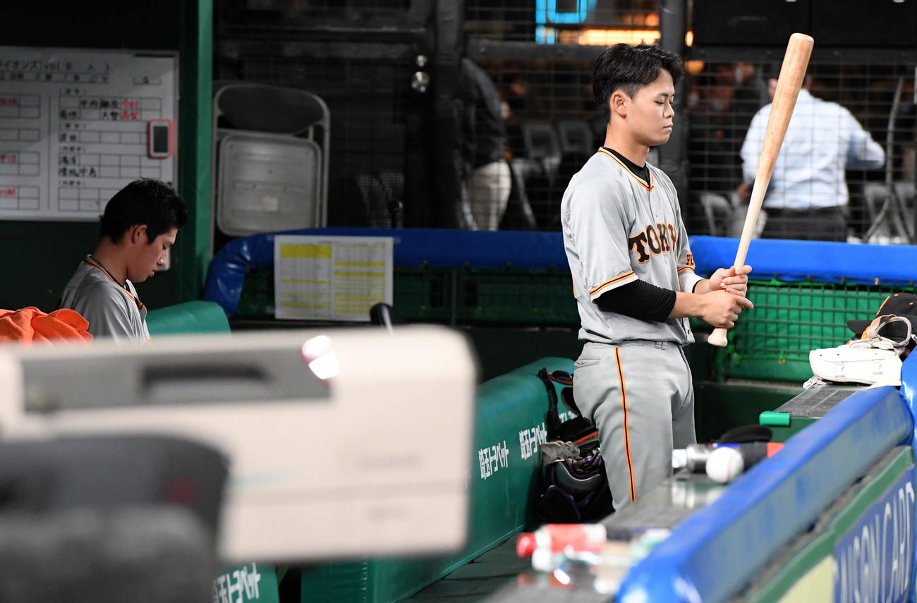 西武対巨人　試合終了後、ベンチに残りがっくり肩を落とす巨人増田陸（左）と中山（撮影・たえ見朱実）