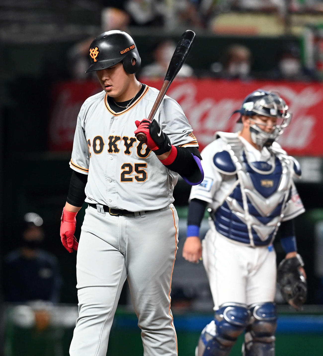 西武対巨人　8回表巨人無死、三振でベンチへ引き揚げる岡本和（撮影・たえ見朱実）