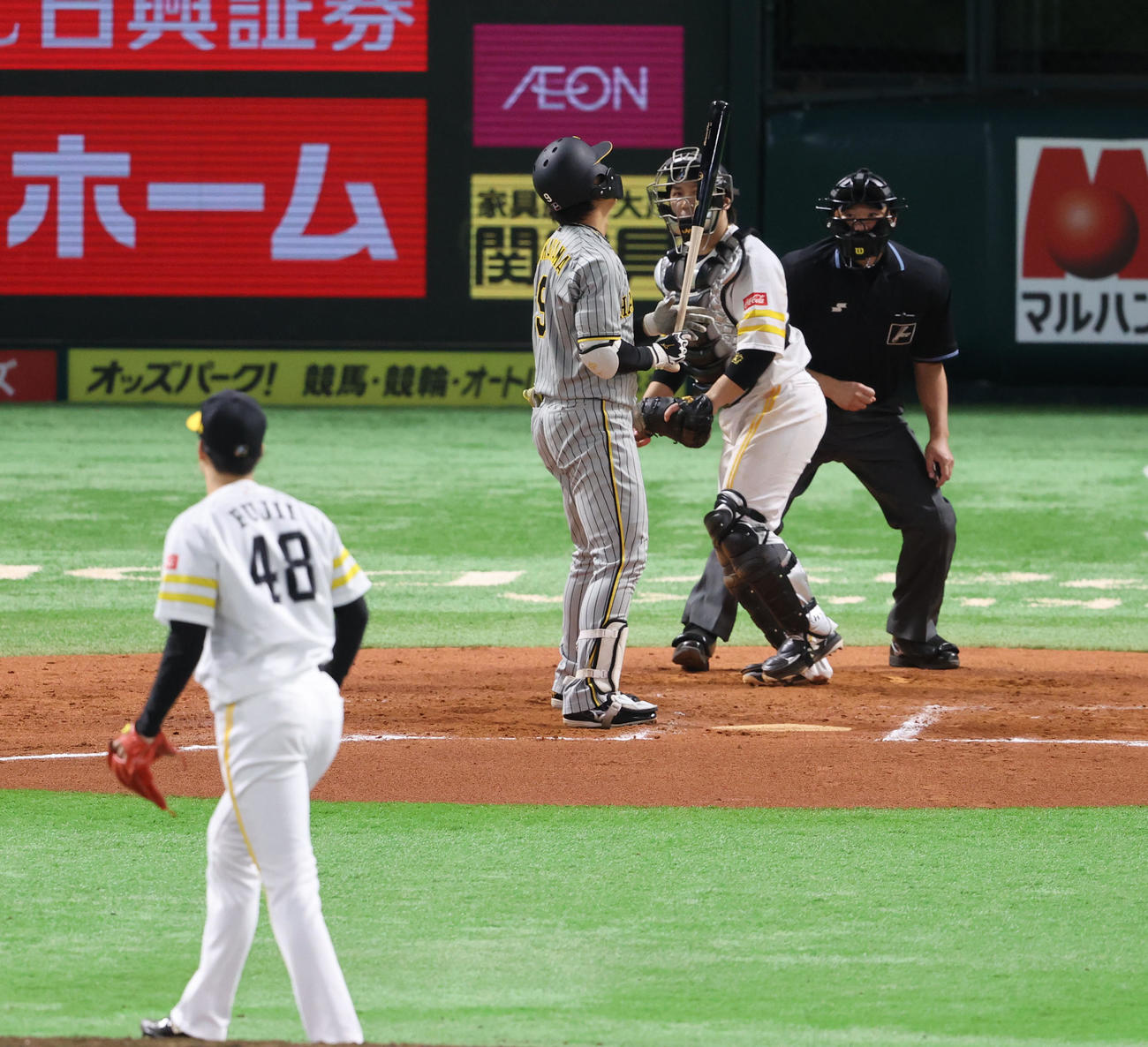 ソフトバンク対阪神　7回表阪神2死一、二塁、高山俊は空振りの三振に終わる（撮影・梅根麻紀）