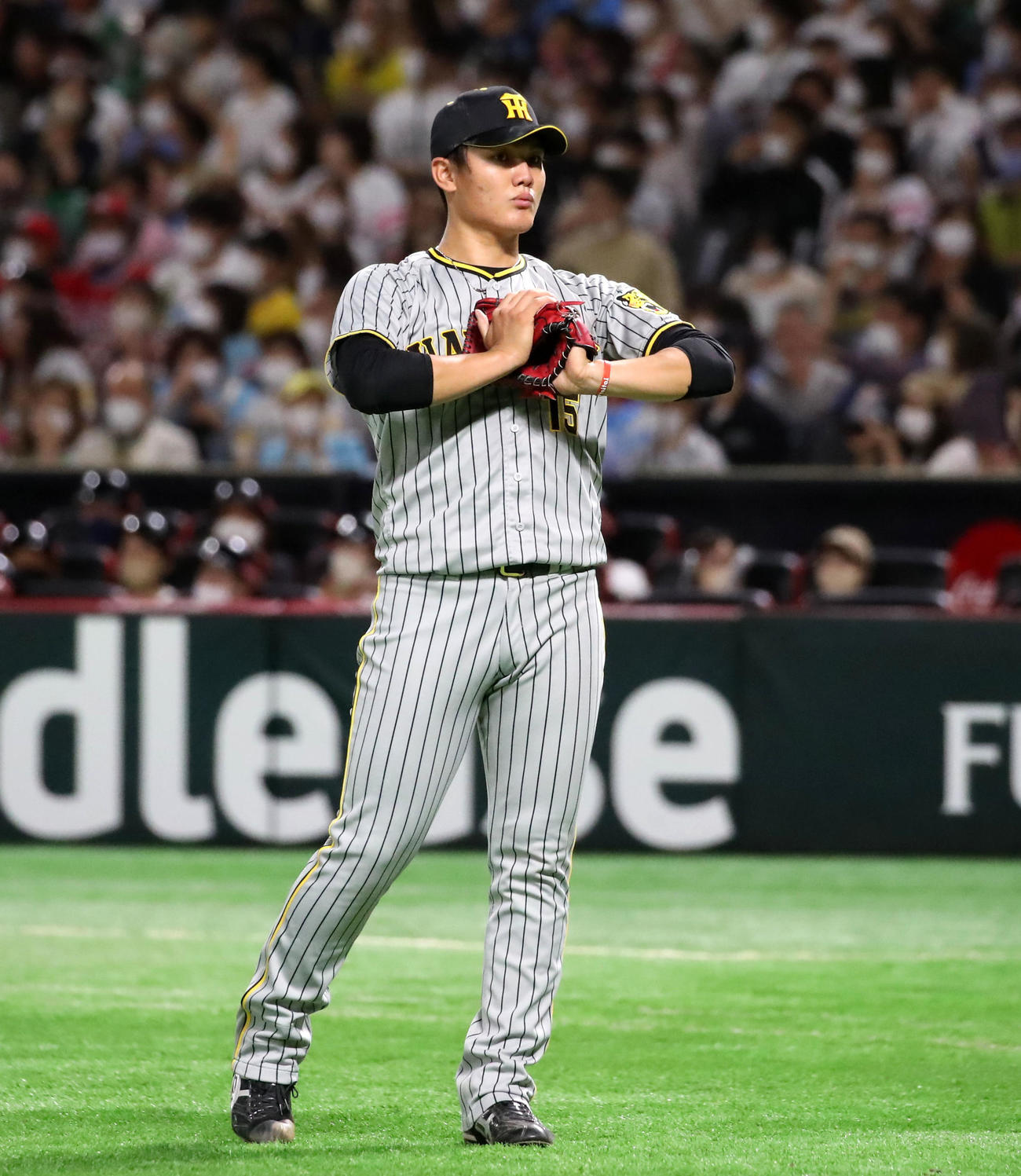 ソフトバンク対阪神　4回裏ソフトバンク無死満塁、西純は明石に二ゴロを打たれ失点する（撮影・加藤哉）