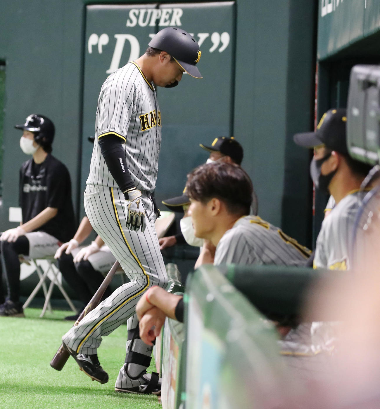 ソフトバンク対阪神　8回表阪神1死満塁、三振に倒れベンチへ戻る大山。手前は西純（撮影・加藤哉）