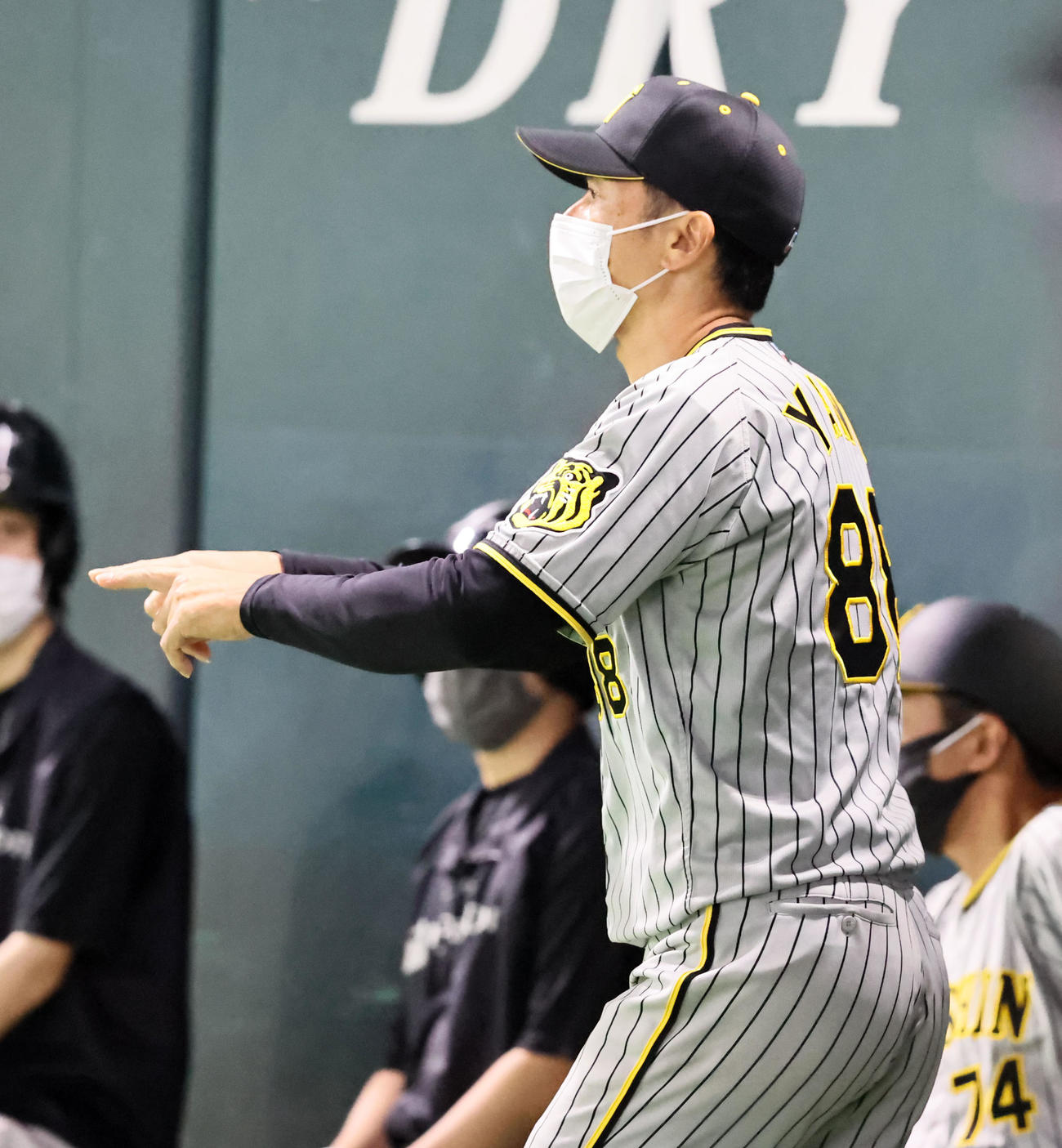 ソフトバンク対阪神　8回裏ソフトバンク1死一塁、一塁走者甲斐の帰塁判定にリクエストする矢野監督（撮影・加藤哉）
