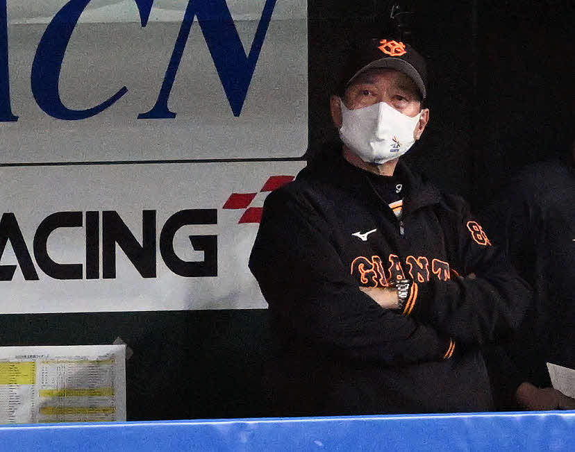 西武対巨人　9回、浮かない表情で戦況を見守る巨人原監督（撮影・滝沢徹郎）