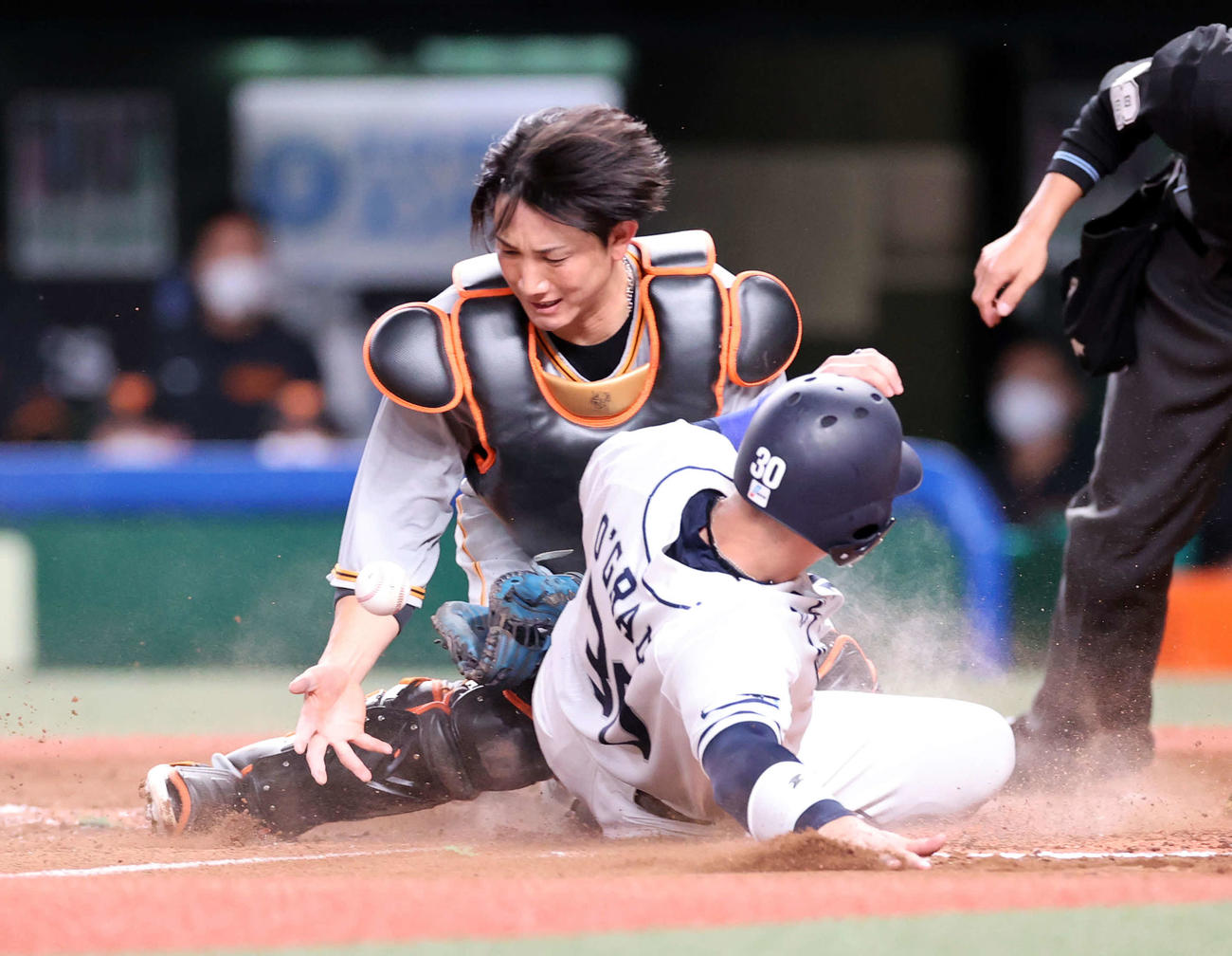 西武対巨人　4回裏西武2死一、三塁、一塁走者滝沢が二塁盗塁で、三塁走者オグレディ（手前）も本塁を突く重盗で生還をする。捕手小林（撮影・浅見桂子）