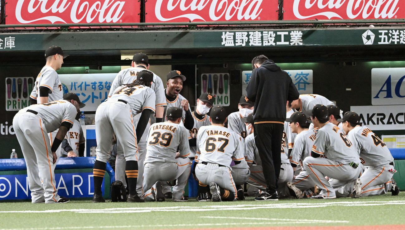 西武対巨人　試合前に円陣を組む巨人の選手たち（撮影・滝沢徹郎）