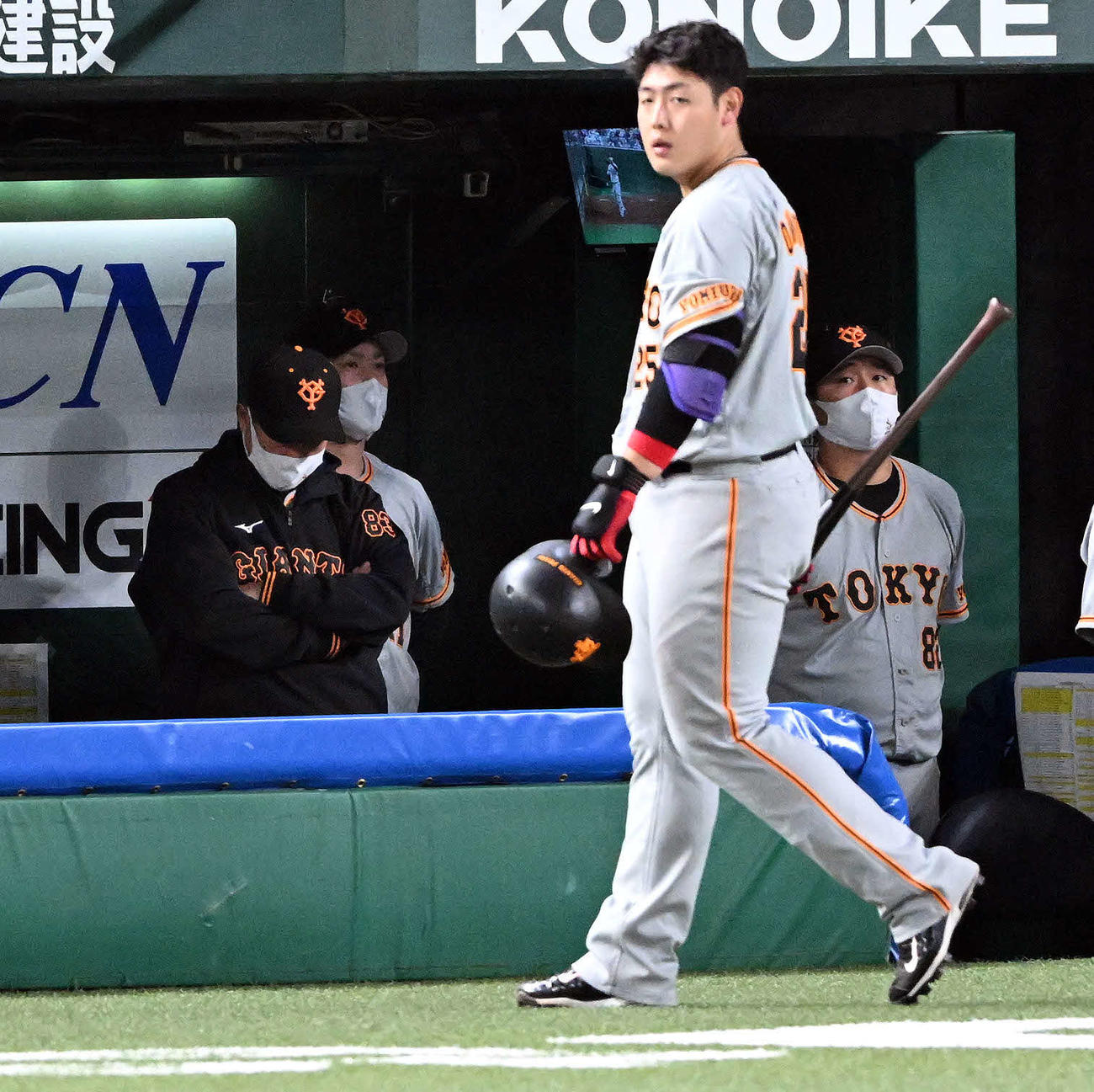 西武対巨人　8回表巨人無死、空振り三振に倒れ引き上げる岡本和（手前）の奥で下を向く原監督（左）（撮影・滝沢徹郎）