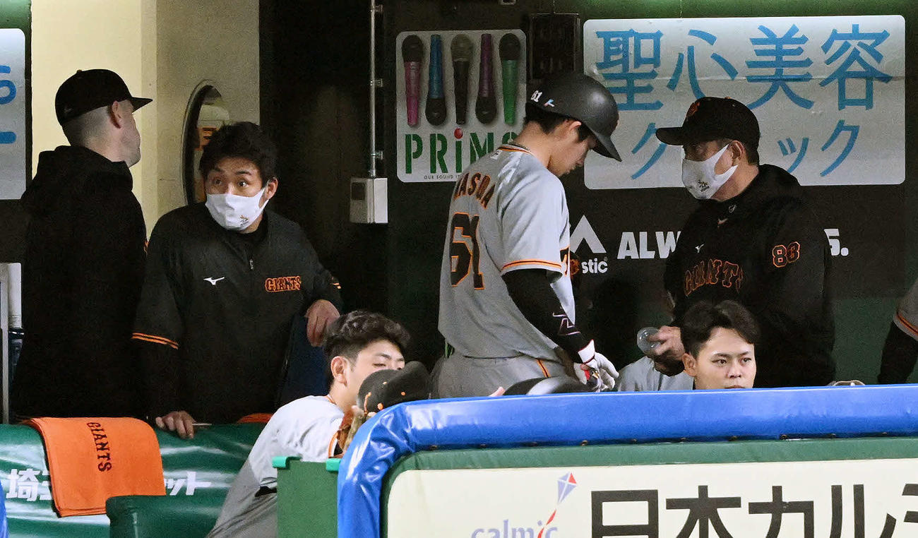 西武対巨人　試合に敗れベンチ裏へ引き上げる巨人原監督（右）（撮影・滝沢徹郎）
