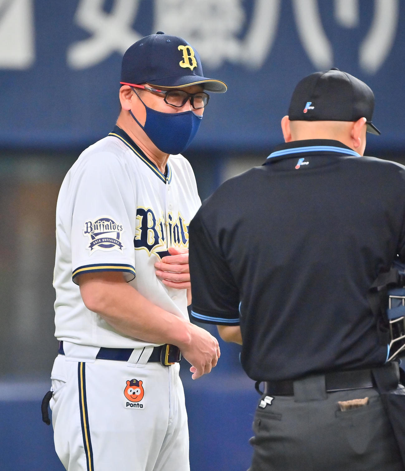 オリックス対ヤクルト　7回裏を終え、選手の交代を告げる中嶋監督（撮影・和賀正仁）