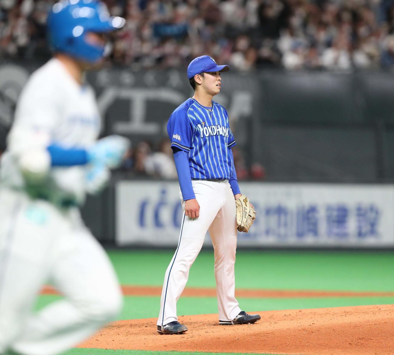 日本ハム対DeNA 4回裏日本ハム無死、清宮に右越え本塁打を浴びる入江（撮影・黒川智章）