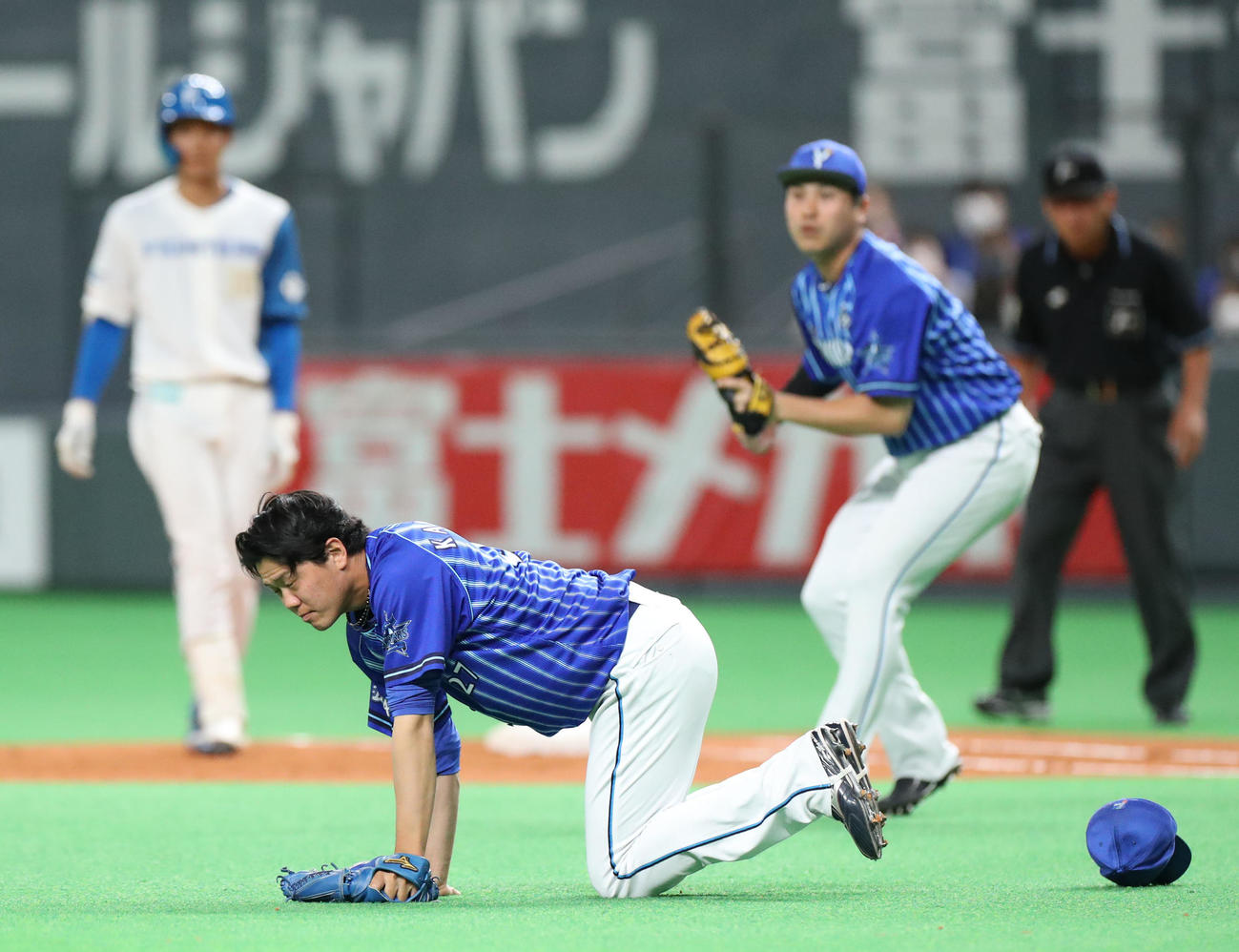 日本ハム対DeNA 3回裏日本ハム無死二塁、石井に右前打を打たれた後その場に倒れる上茶谷（撮影・佐藤翔太）