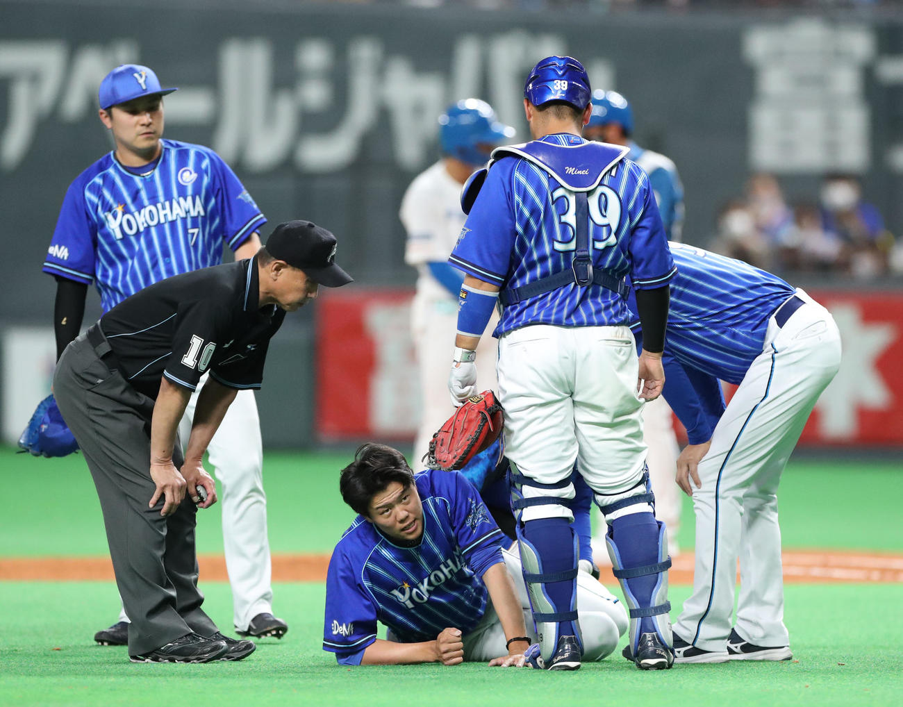 日本ハム対DeNA 3回裏日本ハム無死二塁、石井に右前打を打たれた後その場に倒れる上茶谷（撮影・佐藤翔太）