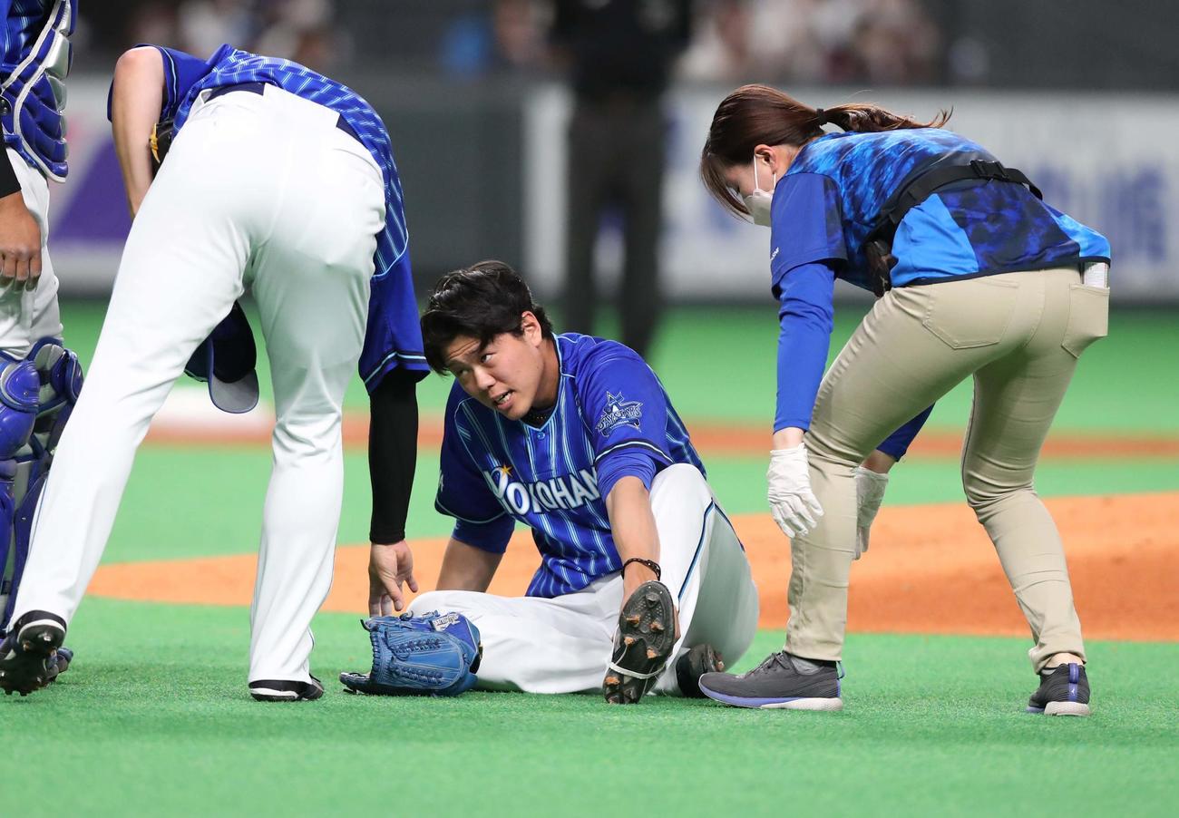 日本ハム対DeNA 3回裏日本ハム無死二塁、石井の右前打の打球でベースカバーに走ろうとして転倒し左足を痛める上茶谷（撮影・黒川智章）