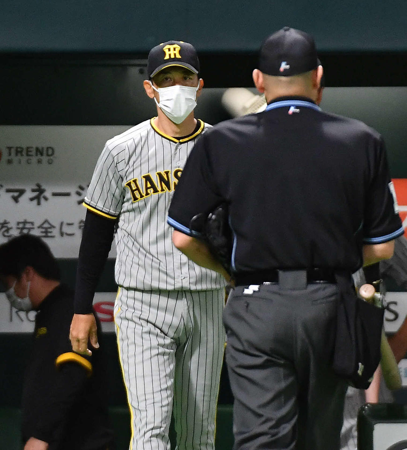 ソフトバンク対阪神　8回表の攻撃を終え、投手の交代へ向かう矢野監督（撮影・岩下翔太）