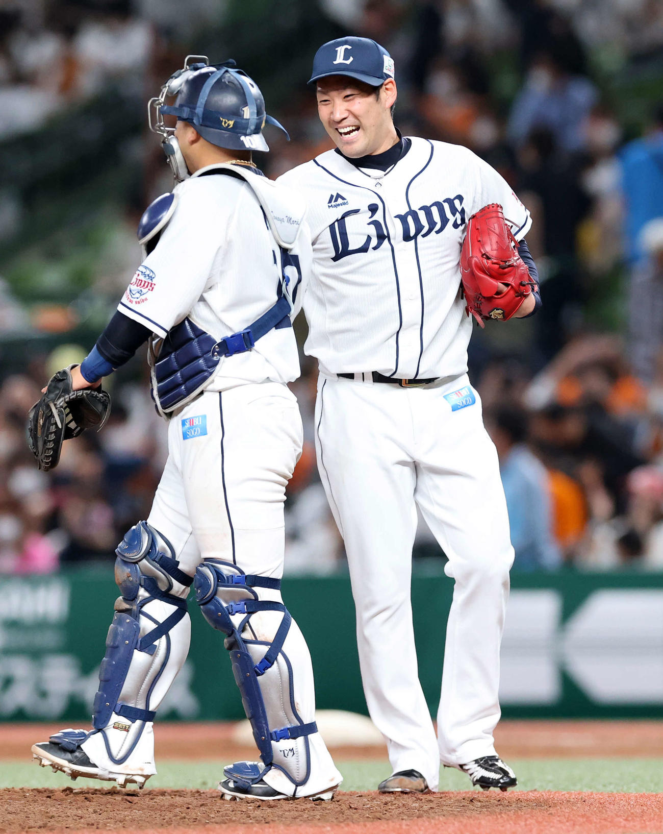 西武対巨人　9回表巨人を3人に仕留めた増田（右）は笑顔で森とグータッチ（撮影・浅見桂子）