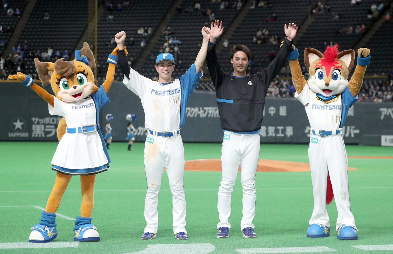日本ハム対DeNA　試合終了後、記念撮影に応じる日本ハム松本剛（左）と上原（撮影・佐藤翔太）